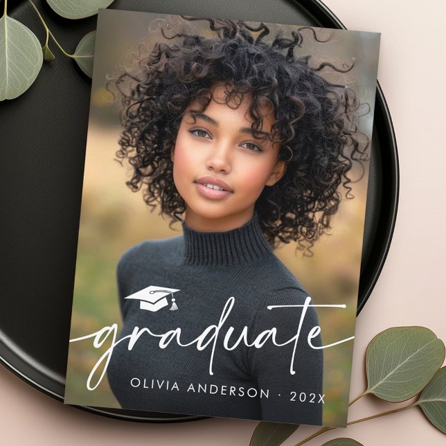 Anuncio Moderna graduación de foto de un guión mínimo (Modern minimal script cap photo graduation announcement)