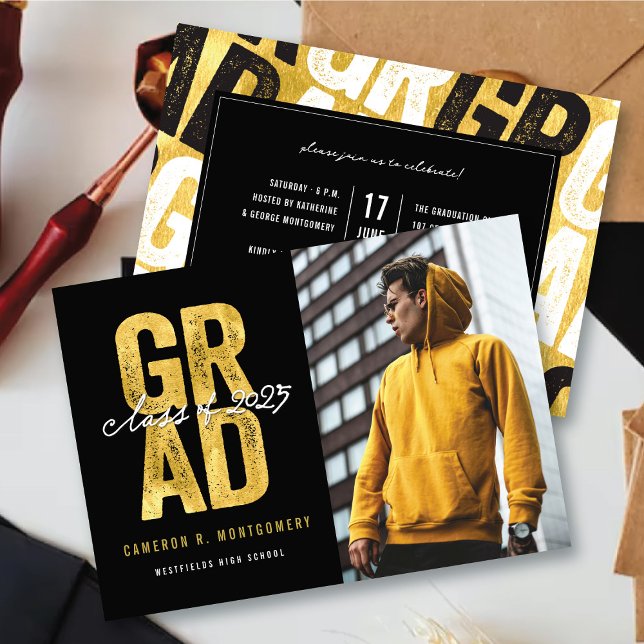 Anuncio Moderna negrita Gold GRAD Elegante Graduación de f (Modern Bold Golden Faux Foil GRAD Stylish Photo Graduation Announcement @ zazzle.com/color_therapy)