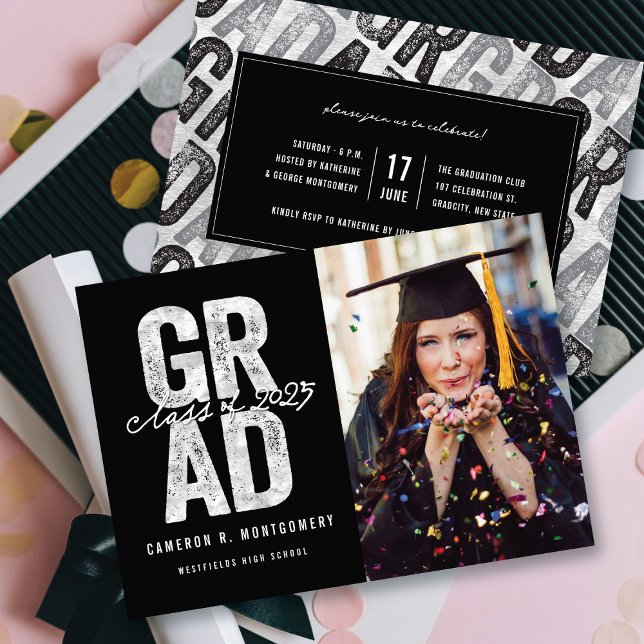 Anuncio Moderna negrita Plata GRAD Elegante Graduación de  (Modern Bold Silver Faux Foil GRAD Stylish Photo Graduation Announcement @ zazzle.com/color_therapy)