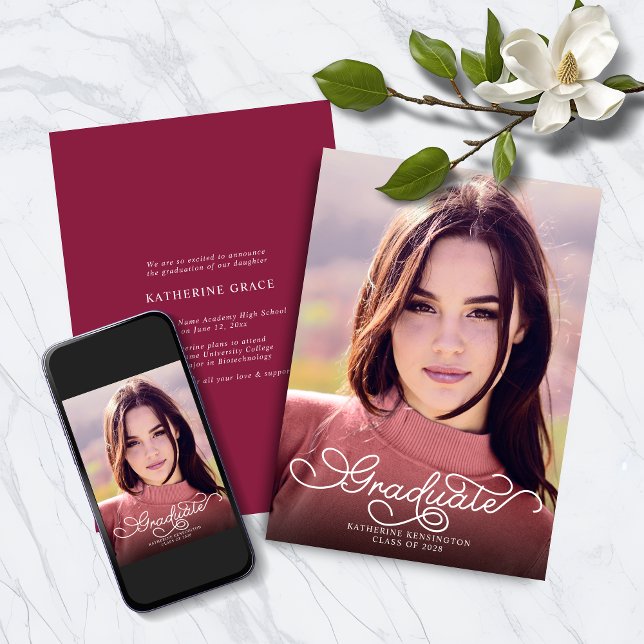 Anuncio Moderna y elegante escritura Borgoña Graduación de (Modern Elegant Script Burgundy Photo Graduation Announcement with Instant Download Option)