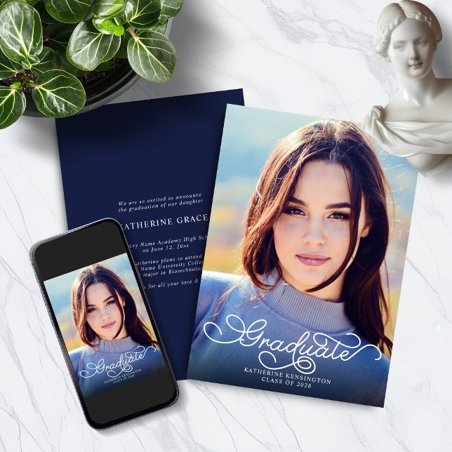 Anuncio Moderna y elegante escritura de graduación de foto (Modern Elegant Script Navy Blue Photo Graduation Announcement with Digital Download)