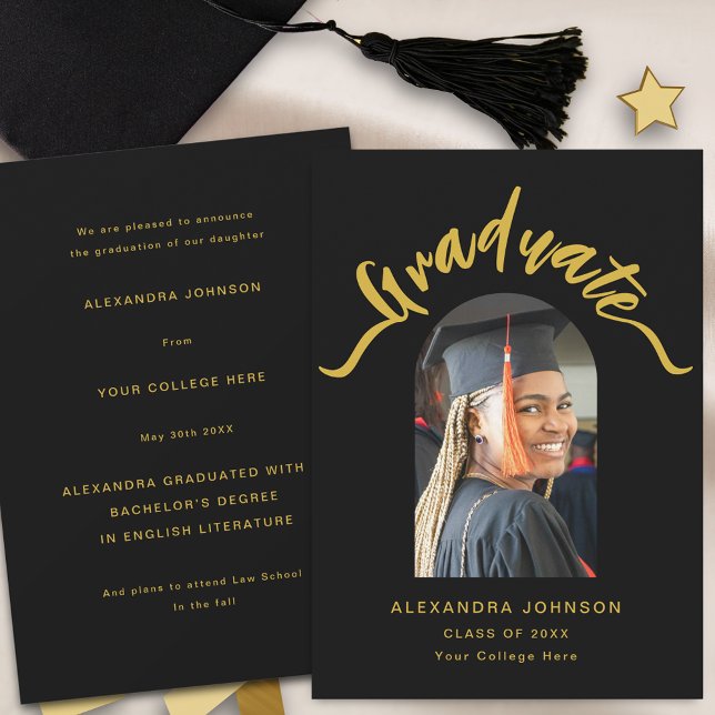 Anuncio Moderno Graduado de Graduación de Letras de Oro de (Modern trendy graduate photo arch graduation announcement card stylish black and gold script)