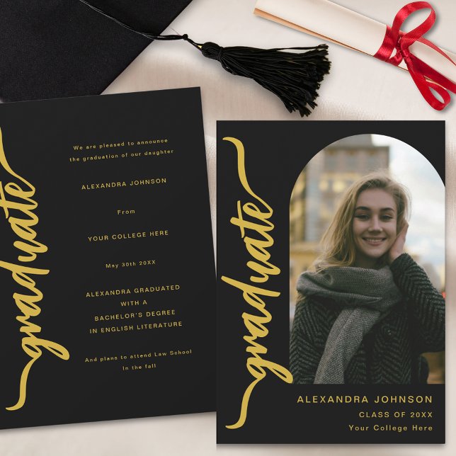 Anuncio Moderno guión de oro para arte de graduación (Modern arch photo black and gold script Graduation announcement card)