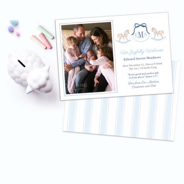 Anuncio Monograma Caballo de Roca Bienvenida Niño Foto (Classic monogram rocking horse baby boy photo birth announcement with blue and white striped backer)