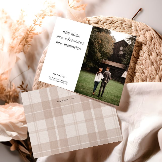Anuncio Movimiento de fotos personalizado en el nuevo hoga (New home photo announcement card displayed on table with beige accents)
