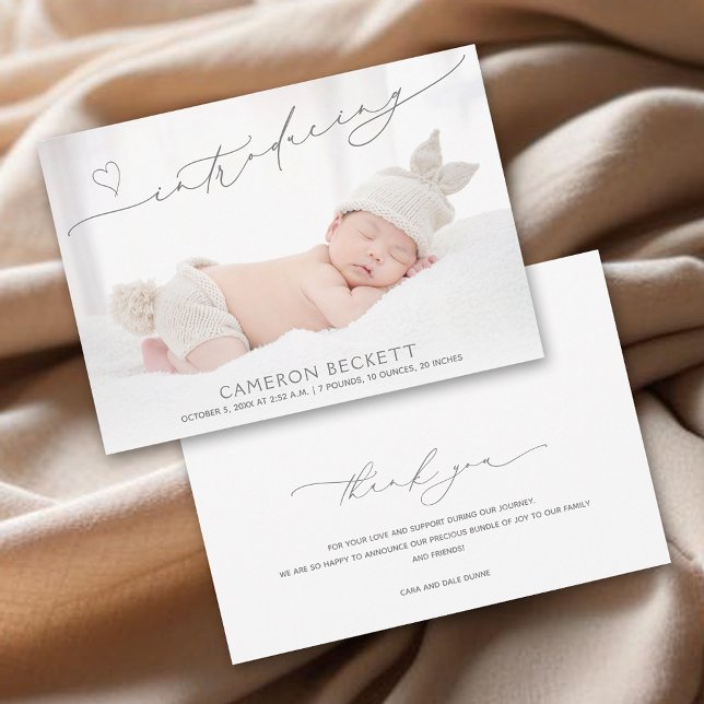 Anuncio Nacimiento de foto de bebé en el corazón minimalis (Minimalist heart baby photo birth announcement with thank you on the back)