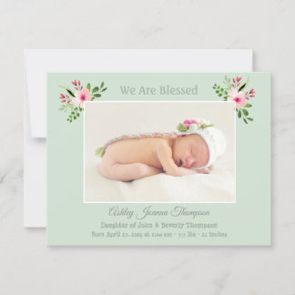 Anuncio Nacimiento fotográfico de una niña con flores de r