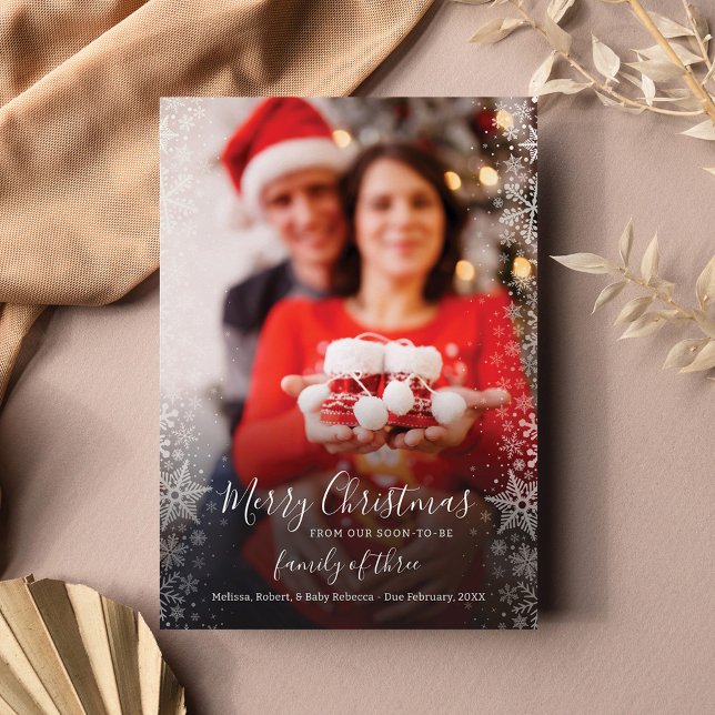 Anuncio Navidades modernos pareja foto embarazo familiar (Merry Christmas Pregnancy Announcement Photo Card)