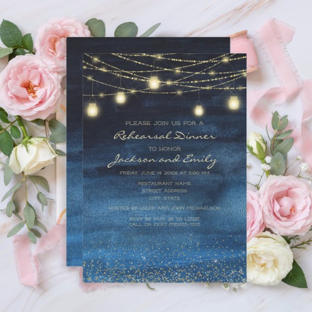 Anuncio Navy Blue Gold String Luces Ensayo Cena (Navy blue and gold string lights rehearsal dinner invitation)