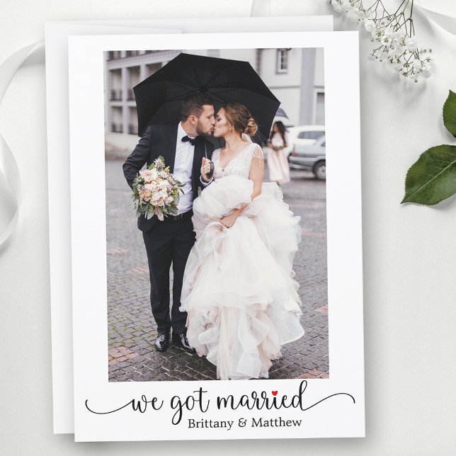 Anuncio Nos casamos con un Boda fotográfico de caligrafía  (Customize to change your personalized text size, text style or to add text to back of card.)