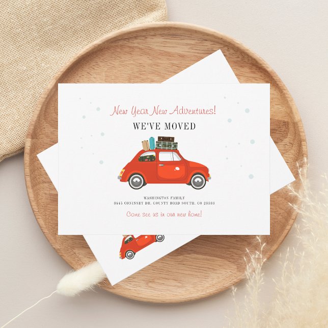 Anuncio Nuevas aventuras Cambio de dirección Movimiento (New Year Adventure Change of Address Red Car and Luggage Moving Announcement)
