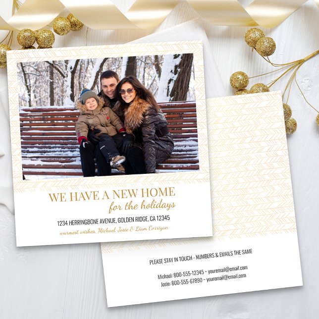 Anuncio Nuevo viaje de vacaciones de herringbone de oro en (New home for the holidays photo card with simple, elegant gold herringbone pattern)