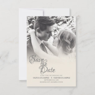 Anuncio Pareja de recién casados besándose en monocromo