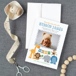 Anuncio Pequeños animales de la jungla bebé niño foto azul<br><div class="desc">Un grupo de amigos de animales de la selva, incluyendo un león, una jirafa, un pájaro, un mono, un elefante y un hipopótamo, se reúnen para dar la bienvenida a un bebé en esta moderna y dulce tarjeta de anuncio de nacimiento con tema de safari con foto. Los acentos de...</div>