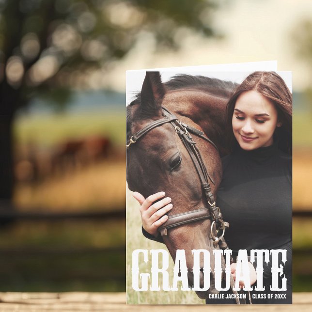 Anuncio Posgrado de graduación de niña en campo de foto gr (Subido por el creador)