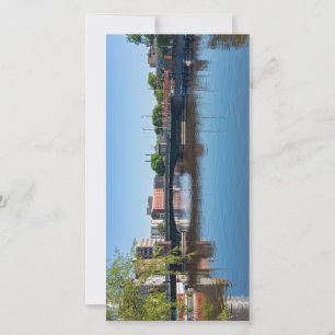 Anuncio puente de la calle estatal que cruza el río milwau