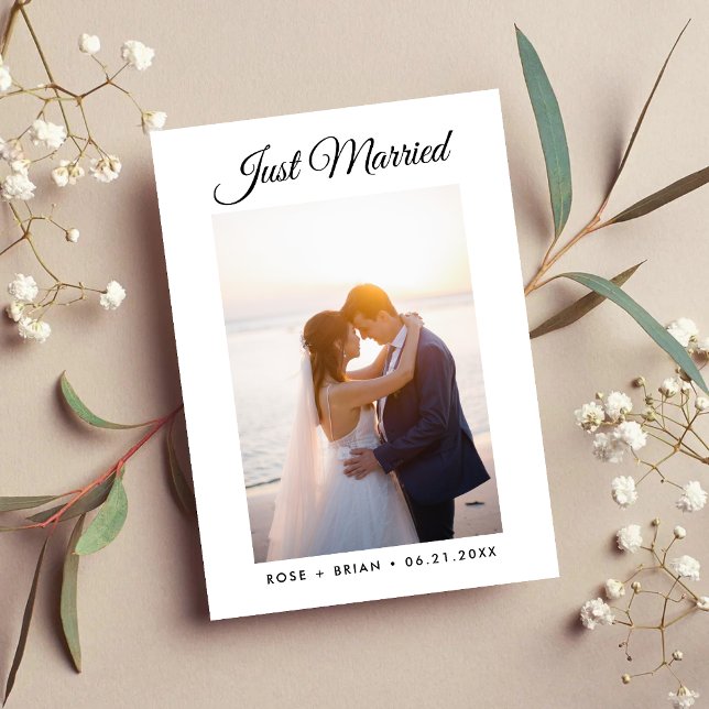Anuncio Recién Casados Script Moderno Personalizado Boda F (Modern script wedding announcements showcase your just married memories with elegant style.)