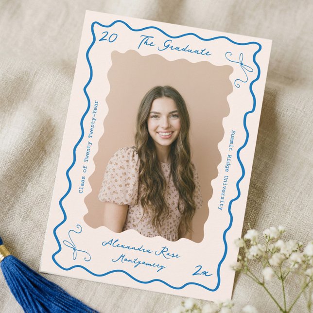 Anuncio Retro Wavy Hand Drawn Bow Grad Photo Graduation (Retro Wavy Hand Drawn Bow Grad Photo Graduation Announcement)