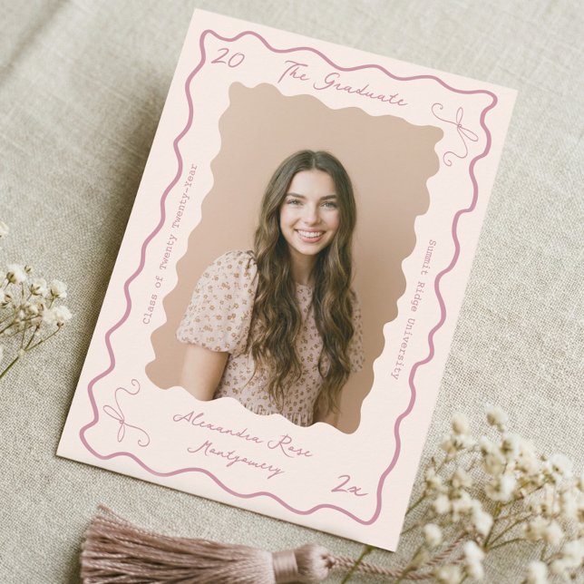 Anuncio Retro Wavy Hand Drawn Bow Grad Photo Graduation (Retro Wavy Hand Drawn Bow Grad Photo Graduation Announcement)
