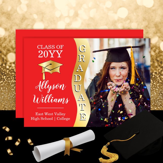 Anuncio Rojo | Ola de graduado de oro Gorra de graduación  (Red and Gold Tone "Graduate" Wave Grad Cap One Photo Graduation Announcement - Print | Download)