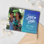 Anuncio Simple foto azul boda moderna salva la fecha<br><div class="desc">Haga que sus invitados se entusiasmen por su gran día con nuestra boda fotográfica azul moderna,  ahorrando la fecha. Esta tarjeta contiene una hermosa foto de usted y su pareja,  junto con todos los detalles importantes que sus huéspedes necesitan conocer.</div>