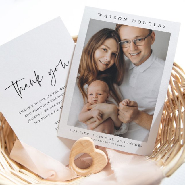 Anuncio Simple Foto Nacimiento de Bebé Recién Nacido  (Simple minimalist newborn baby photo birth announcement thank you cards.)