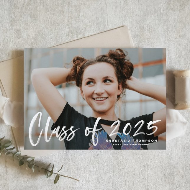 Anuncio Superposición de foto de letras con pincel blanco  (Customizable Class of 2025 photo Graduation Announcement featuring brush calligraphy overlay)