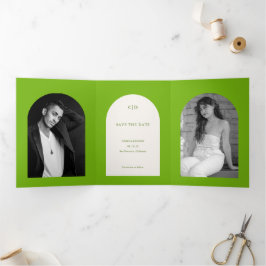 Anuncio Tríptico Foto de arco verde vibrante para boda Save the Dat