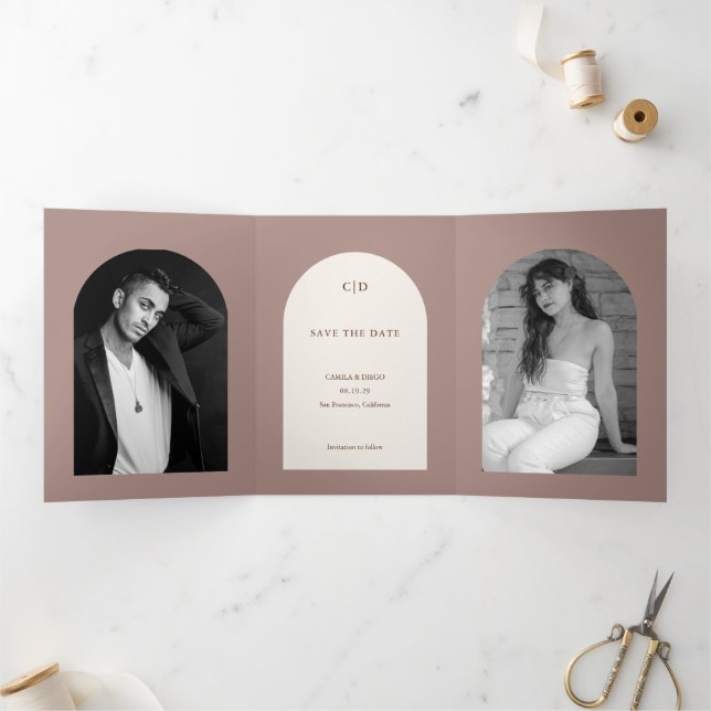 Anuncio Tríptico Foto de boda de arco marrón para guardar la fecha (Interior)