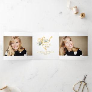 Anuncio Tríptico Foto de varios graduados de Bow 2025