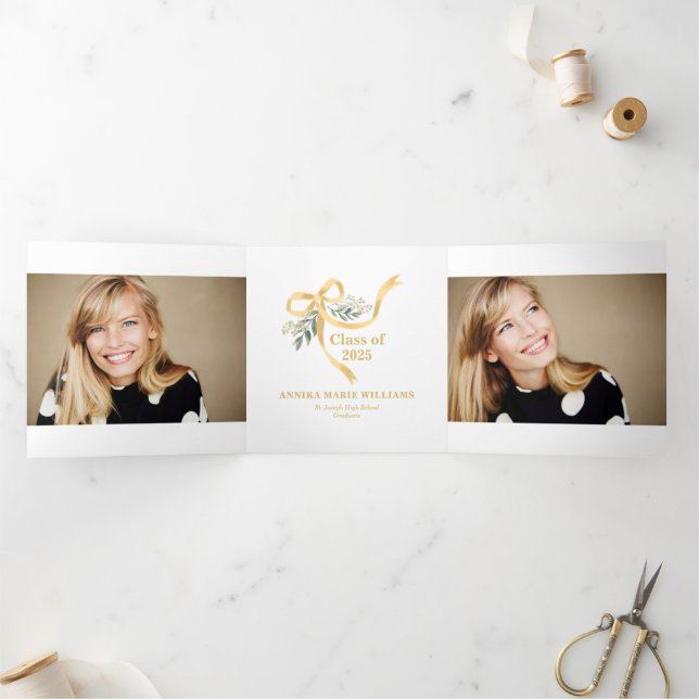 Anuncio Tríptico Foto de varios graduados de Bow 2025 (Interior)