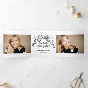 Anuncio Tríptico Foto de varios graduados de Bow 2025