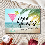 Anuncio Tropical Beach Funny Wedding Save the Date<br><div class="desc">Dé a sus invitados un toque de diversión para venir con estas divertidas bodas de playa "Bebidas gratis (y nos vamos a casar) ¡salven las fechas! Este diseño lúdico es perfecto para una pareja divertida que no puede esperar a celebrar con su familia y amigos su boda tropical en la...</div>