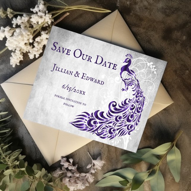 Anuncio Vino De La Hoja De Peacock Púrpura Guarda La Fecha (Purple Peacock Leaf Vine Save the Date)