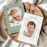 Anuncio Vintage Sage Green Bow 2 Photo Birth<br><div class="desc">Celebra la llegada de tu pequeño con nuestro elegante anuncio de nacimiento de Vintage Sage Green Bow. Muestra la foto de tu recién nacido enmarcada por un encantador arco verde sabio, con el nombre de tu bebé en un adorable guión verde salado escrito a mano. A continuación, puede agregar detalles...</div>