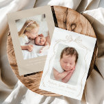 Anuncio Vintage Taupe Bow 2 Photo Birth<br><div class="desc">Celebra la llegada de tu pequeño con nuestro elegante anuncio de nacimiento de Vintage Taupe Bow. Muestra la foto de tu recién nacido enmarcada por un encantador arco de taupe caliente, con el nombre de tu bebé en un encantador guión de taupe escrito a mano. A continuación, puede agregar detalles...</div>