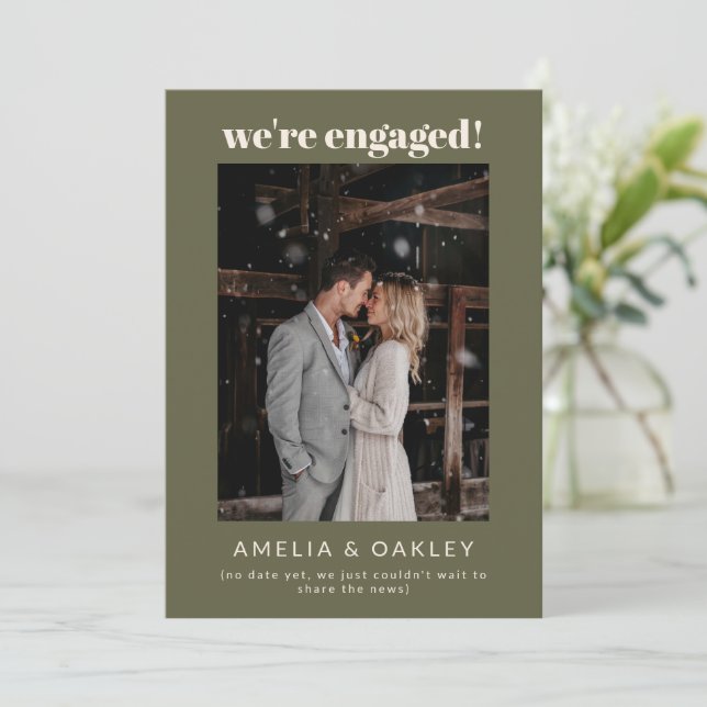 Anuncio We're Engaged Minimalist Elegant Photo Olive Green (Anverso de pie)
