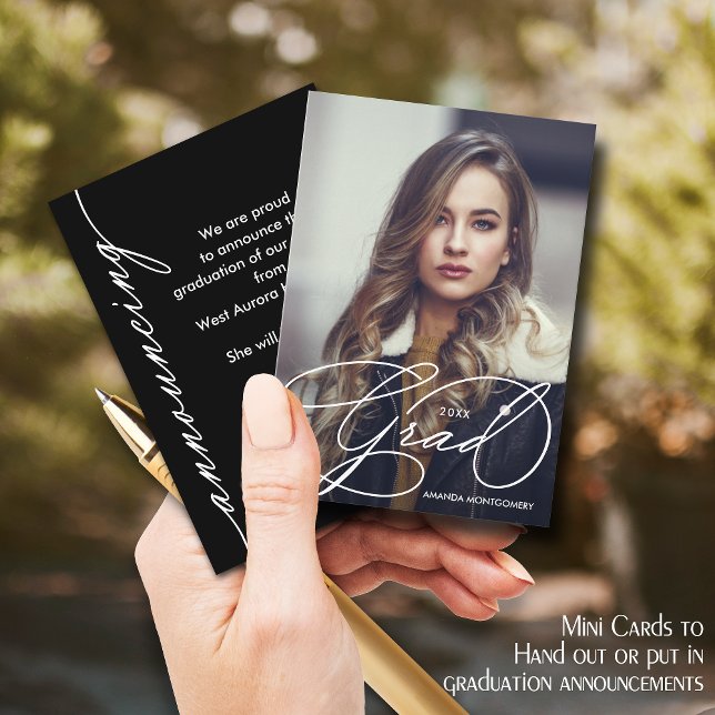 Anuncios elegantes y pequeños de graduación fotogr (Small 3.5" x 2.5" graduation invitations to hand out or put in your mailed school announcements.)