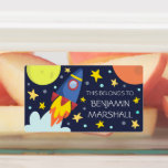 Apagón | Buque de cohetes personalizado<br><div class="desc">¡Estas divertidas etiquetas para niños incluyen un cohete que despegó en el espacio exterior! Los acentos incluyen una nube,  la luna,  un planeta,  estrellas y puntos. ¡Fácil de personalizar con el nombre de su hijo!</div>