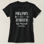 Apenas Sr. y la señora casados camisetas para<br><div class="desc">Apenas Sr. y la señora casados camisetas para nuevamente se casa. Idea del regalo del día de boda de la diversión para los recienes casados y los recién casados. Ropa de Personalizable con el apellido de la novia y del novio más la fecha de la boda. La mano hermosa puso...</div>