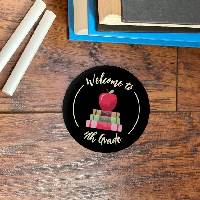 Apple y los libros cambian el botón de regreso a l (Red apple and books back to school faux chalkboard round button .)