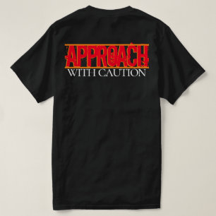 Aproximación con camiseta con precaución