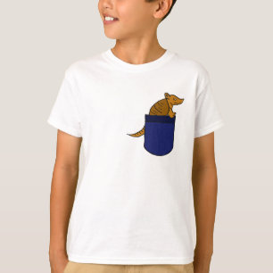 AQ- armadillo en una camisa del bolsillo