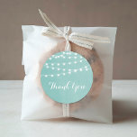 Aqua String Lights Gracias Pegatina<br><div class="desc">Moda moderna de bodas de verano favorece el diseño de etiquetas con elegantes y simples luces de cuerda brillantes colgando por encima y una elegante mezcla de fuentes de escritura modernas y caligráficas sobre un fondo de textura falso color de agua impreso. Un diseño sencillo y elegante, perfecto para el...</div>