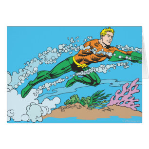 Aquaman cava a través del agua