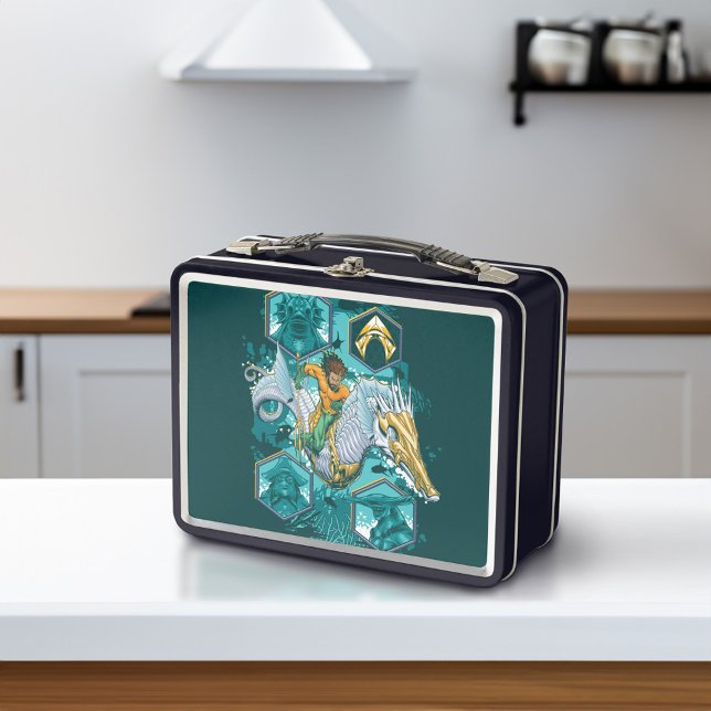Aquaman montando caballito de mar a través de los  (Lunch box on counter)