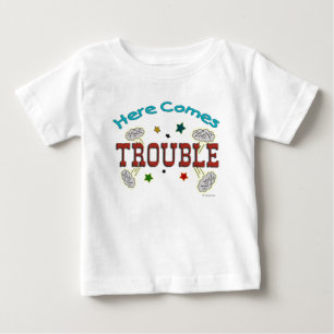 Aquí viene el problema de la camiseta de bebé bebé