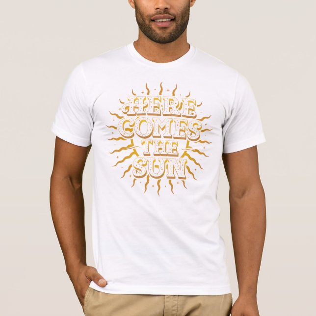 Aquí Viene La Camiseta Blanca Sun (Anverso)