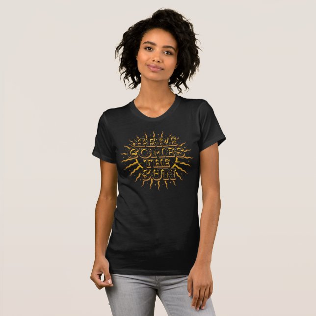 Aquí Viene La Camiseta Negra Del Sol (Anverso completo)