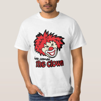 Aquí viene la camiseta roja del pelo del payaso